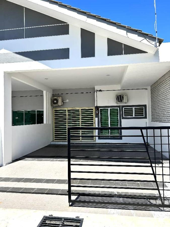 Zh Homestay Teluk Batik ลุมุต ภายนอก รูปภาพ